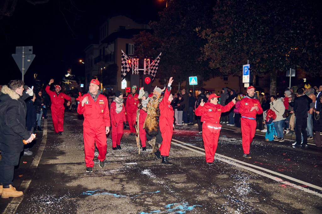 Carnevale 2026 di sera a Laveno Mombello 