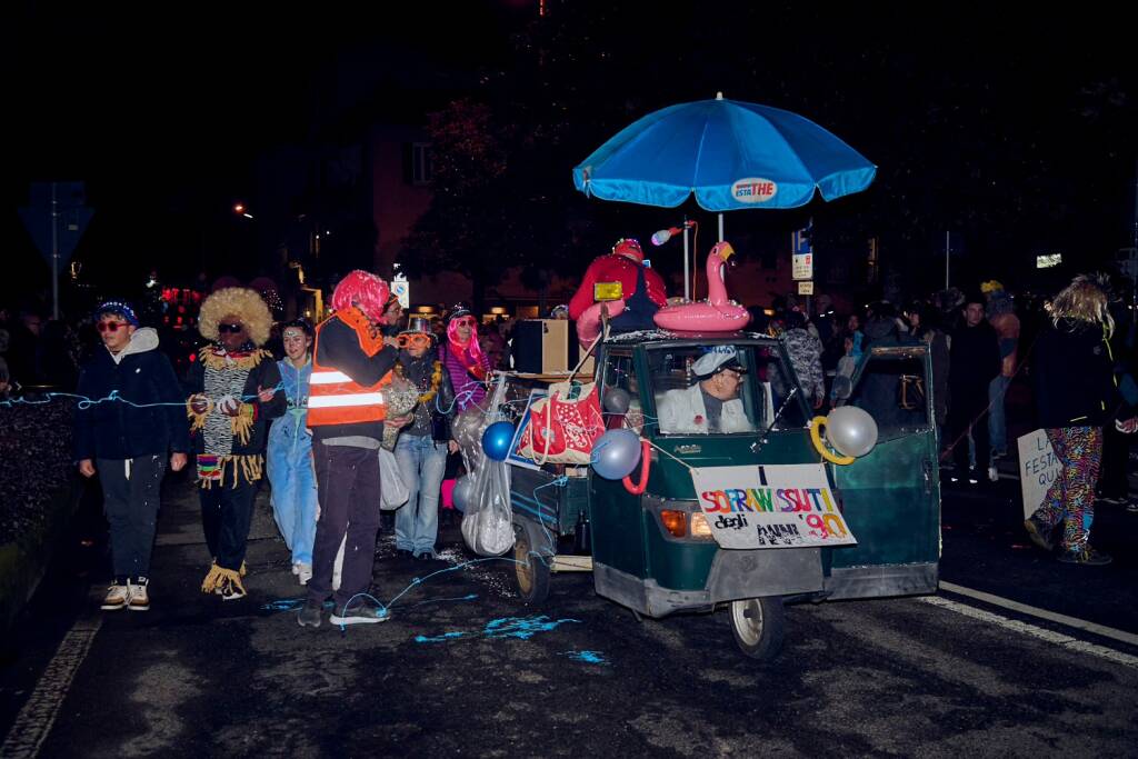 Carnevale 2026 di sera a Laveno Mombello 
