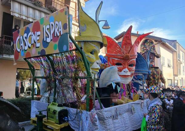 La sfilata dei carri carnevaleschi a Ispra