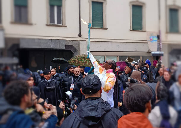 Snoop Dogg a Gallarate porta la fiamma olimpica