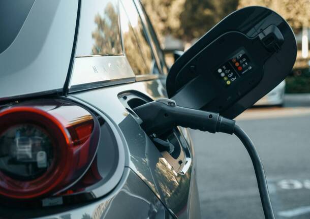 auto elettrica ricarica