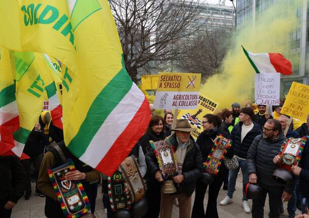 La protesta di Coldiretti sotto al Pirellone