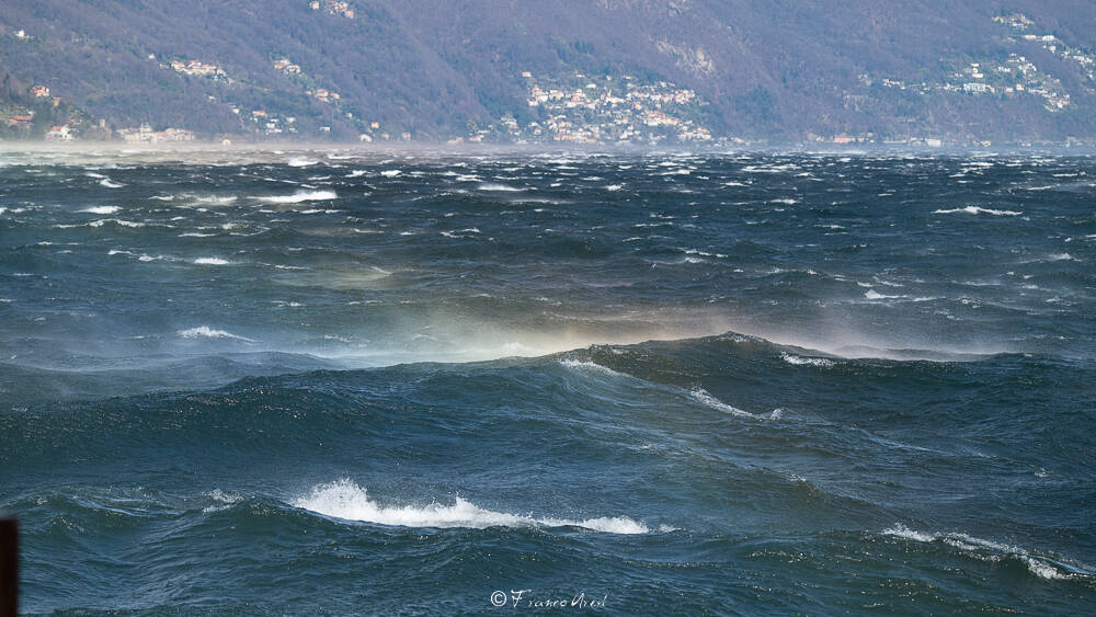 Il vento che soffia via Luino avvolta nella tempesta