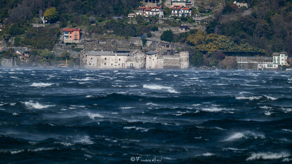 Il vento che soffia via Luino avvolta nella tempesta