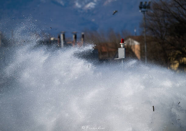 Il vento che soffia via Luino avvolta nella tempesta