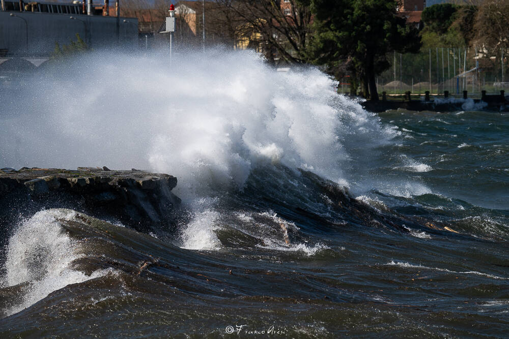 Il vento che soffia via Luino avvolta nella tempesta