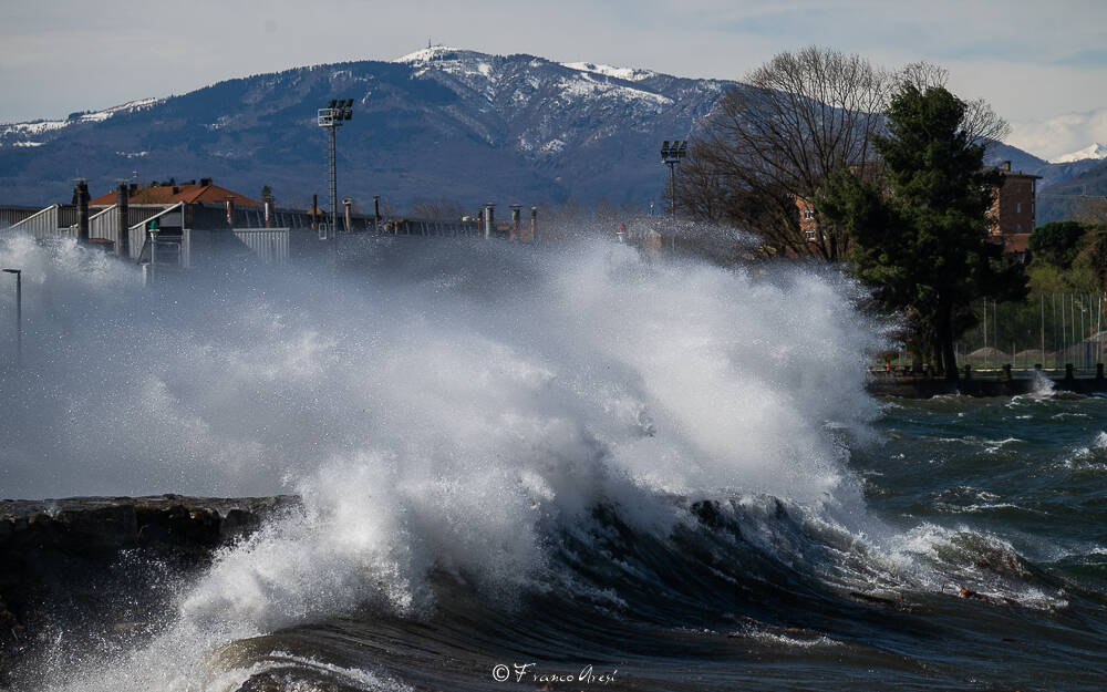 Il vento che soffia via Luino avvolta nella tempesta