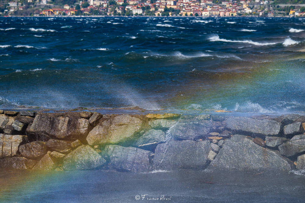 Il vento che soffia via Luino avvolta nella tempesta