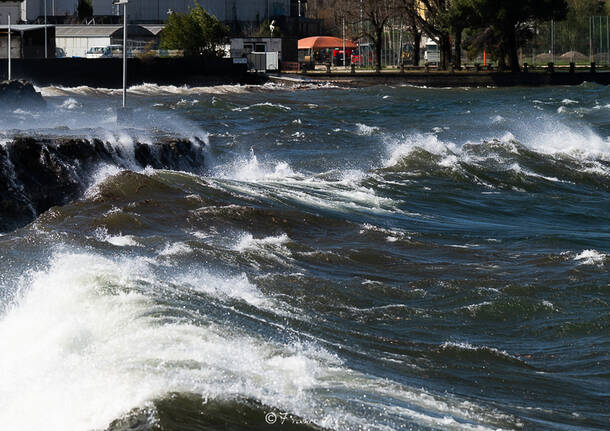 Il vento che soffia via Luino avvolta nella tempesta