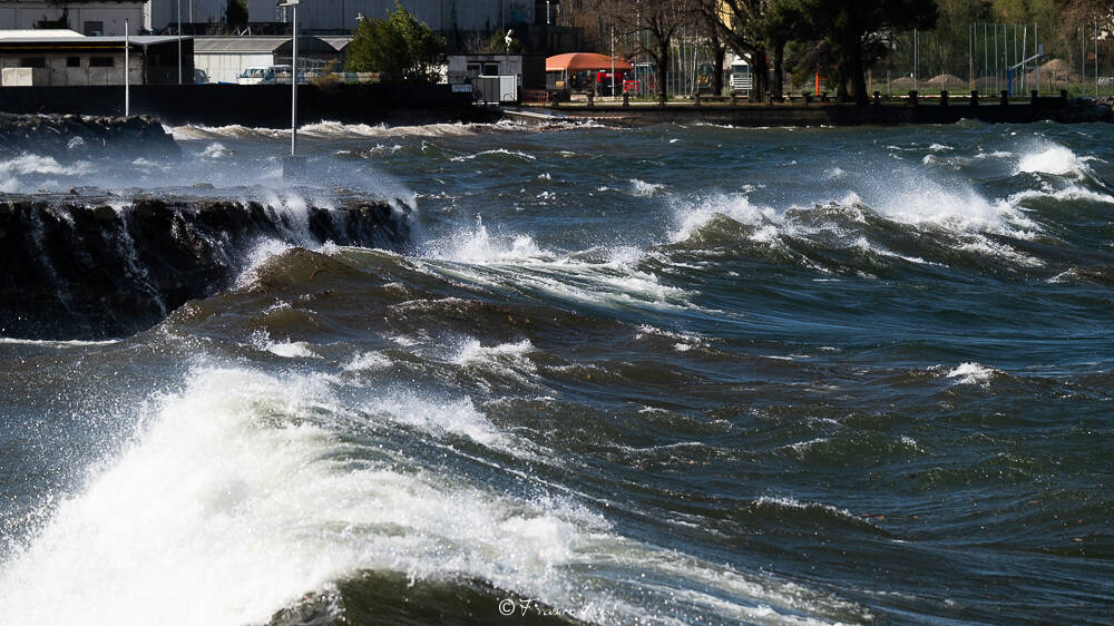 Il vento che soffia via Luino avvolta nella tempesta