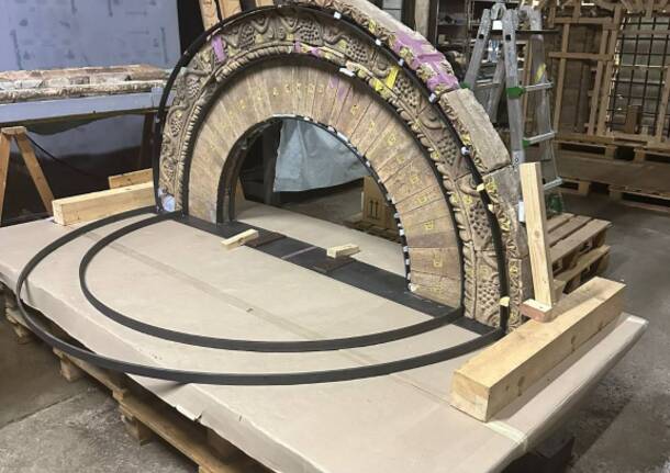 Il prezioso finestrone del XV secolo di Leggiuno