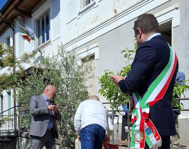 Gemonio, una targa in memoria di Giuseppe Di Matteo alle scuole medie