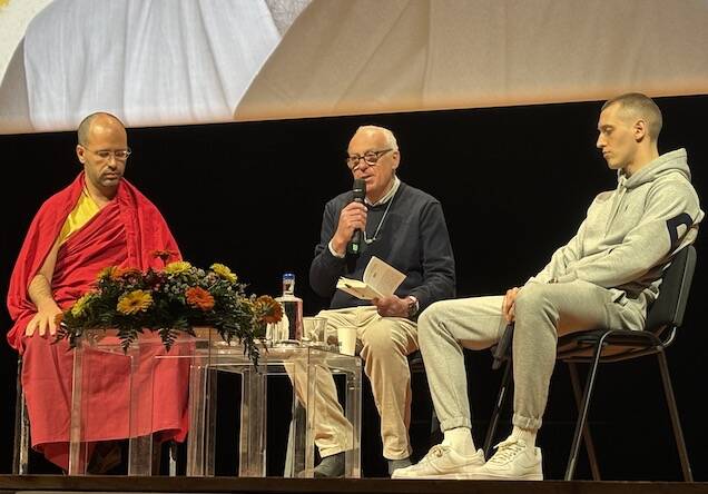 iI confronto tra il lama michel rinpoche e il rupper Massimo Pericolo