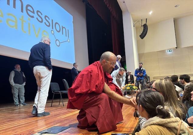 iI confronto tra il lama michel rinpoche e il rupper Massimo Pericolo
