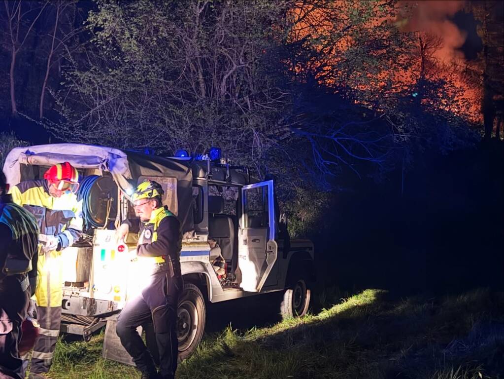 Incendio di Laveno Mombello - Gli operatori al lavoro