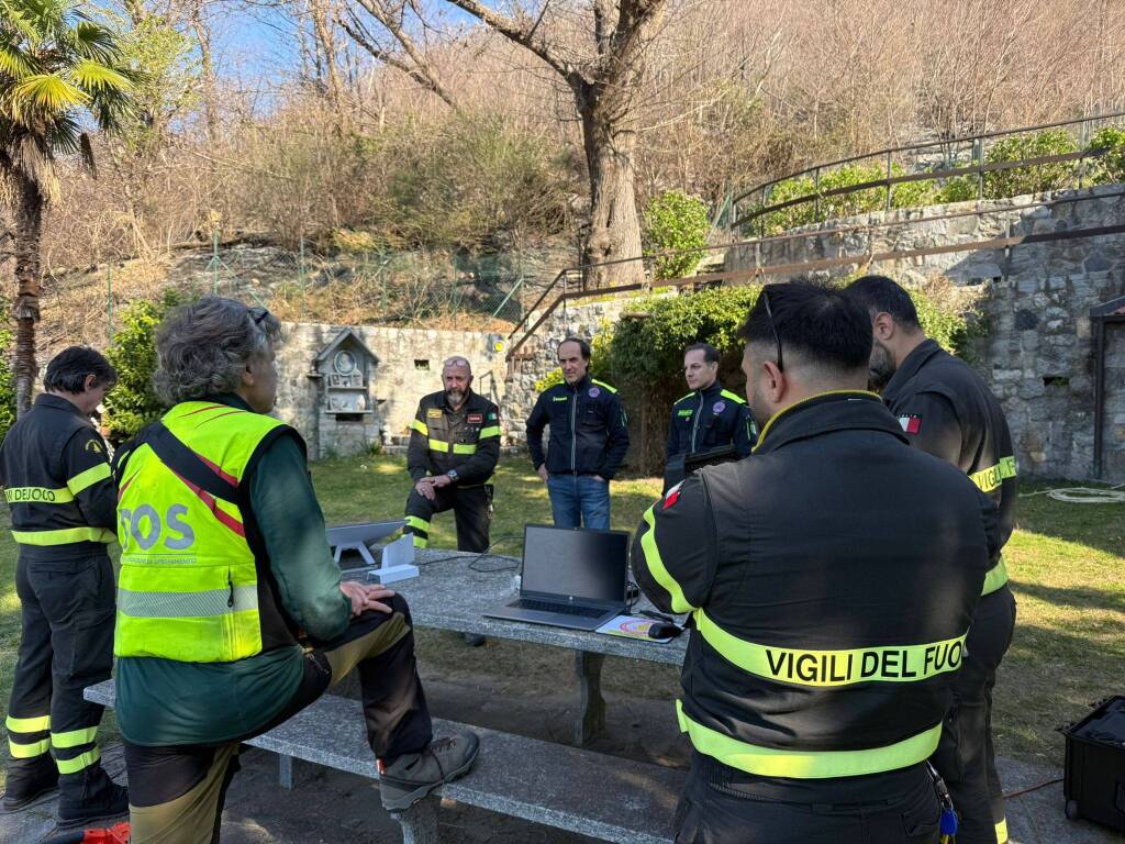 Incendio di Laveno Mombello - Gli operatori al lavoro