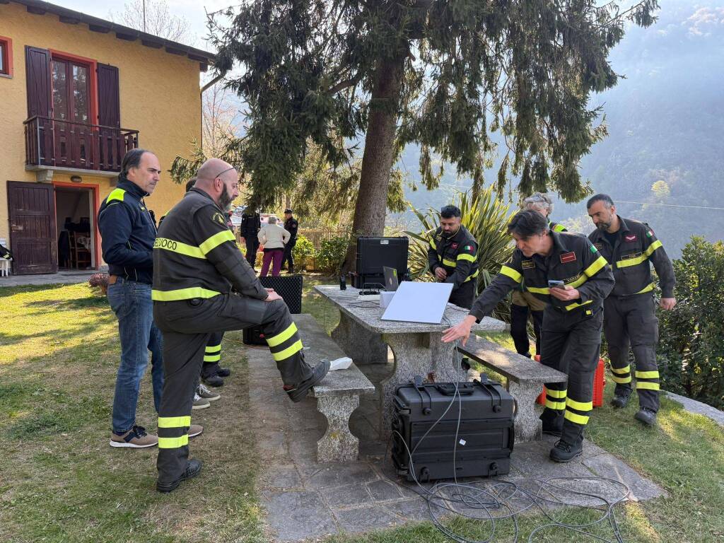 Incendio di Laveno Mombello - Gli operatori al lavoro