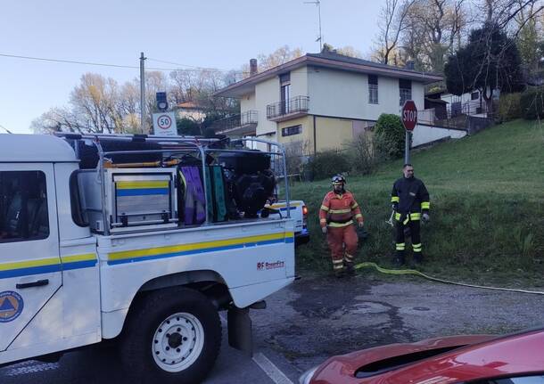 L'incendio in via Campirolo a Vergiate