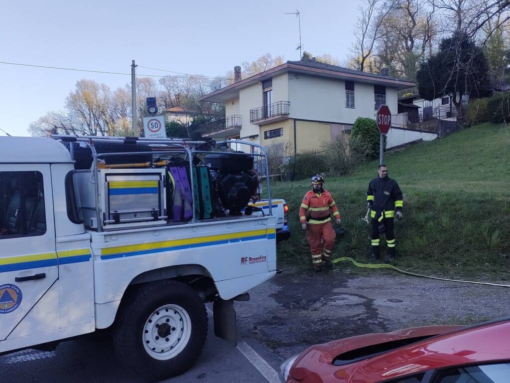 L'incendio in via Campirolo a Vergiate