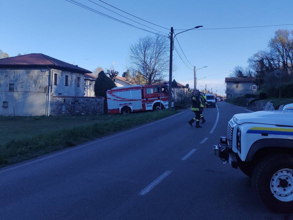 L'incendio in via Campirolo a Vergiate
