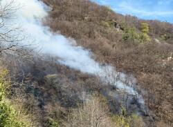 L'incendio nei boschi di Laveno Mombello