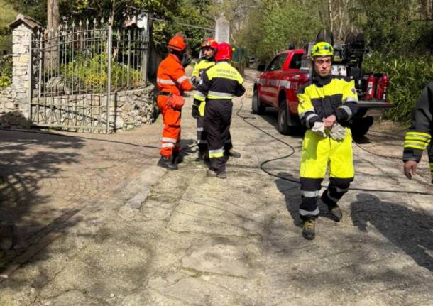 L'incendio nei boschi di Laveno Mombello