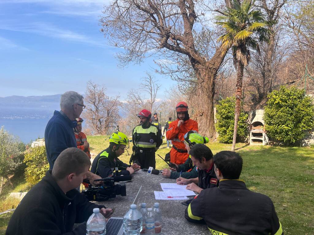 Le squadre d'emergenza per spegnere l'incendio di Laveno