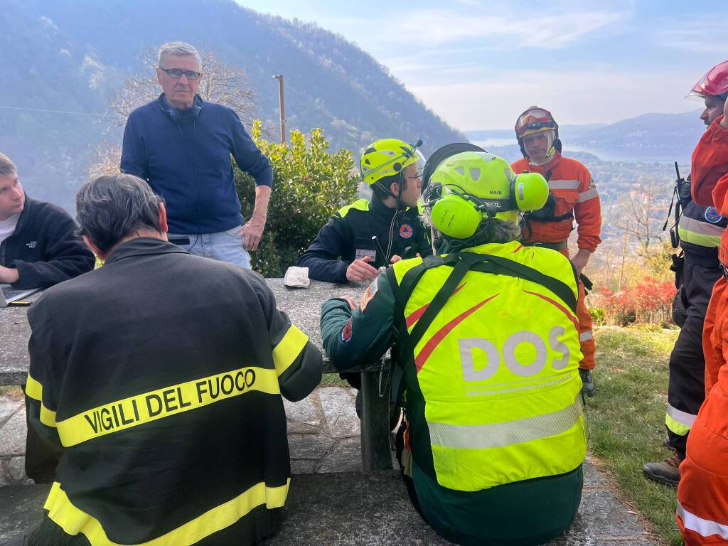 Le squadre d'emergenza per spegnere l'incendio di Laveno
