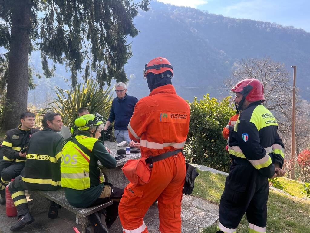 Le squadre d'emergenza per spegnere l'incendio di Laveno