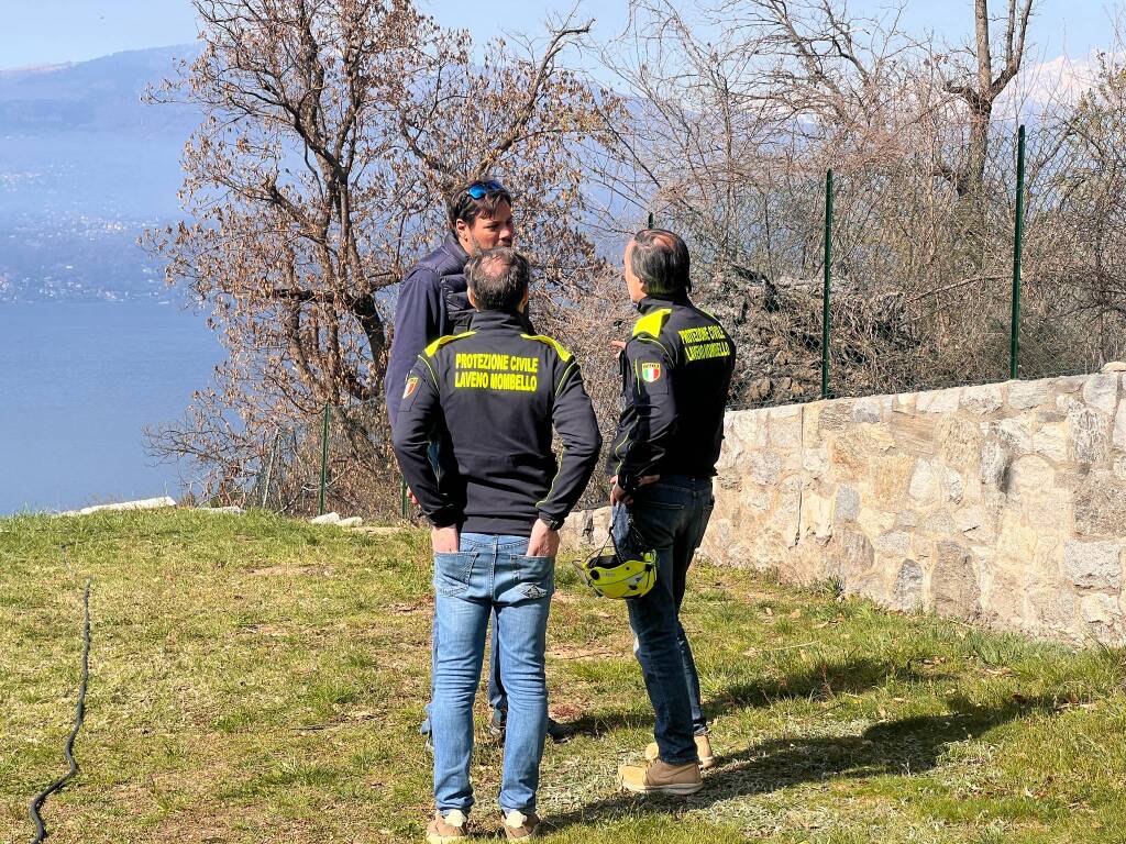 Le squadre d'emergenza per spegnere l'incendio di Laveno