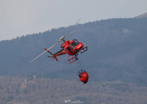 Terzo giorno di incendio a Laveno