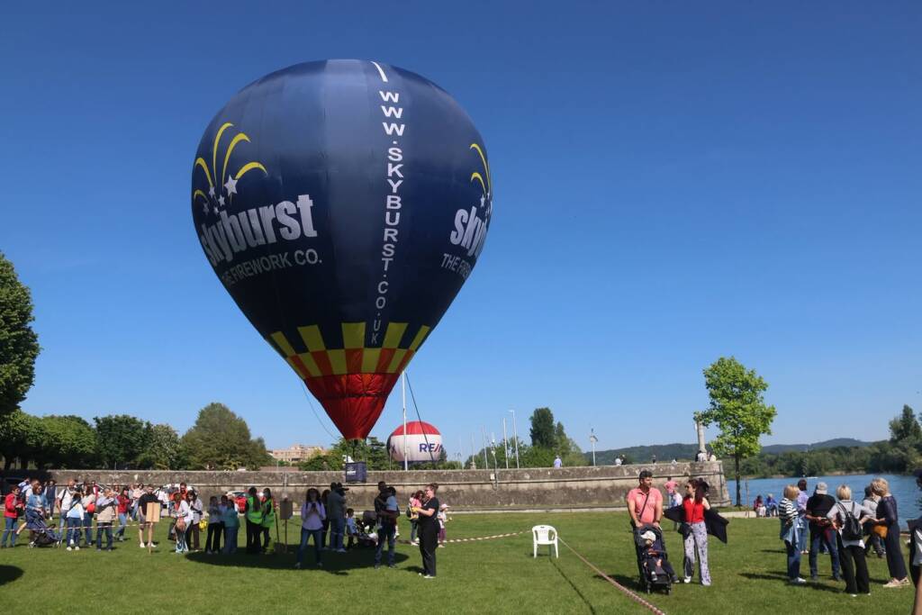Angera "Città della Mongolfiera": il cielo si trasforma in una tavolozza di colori