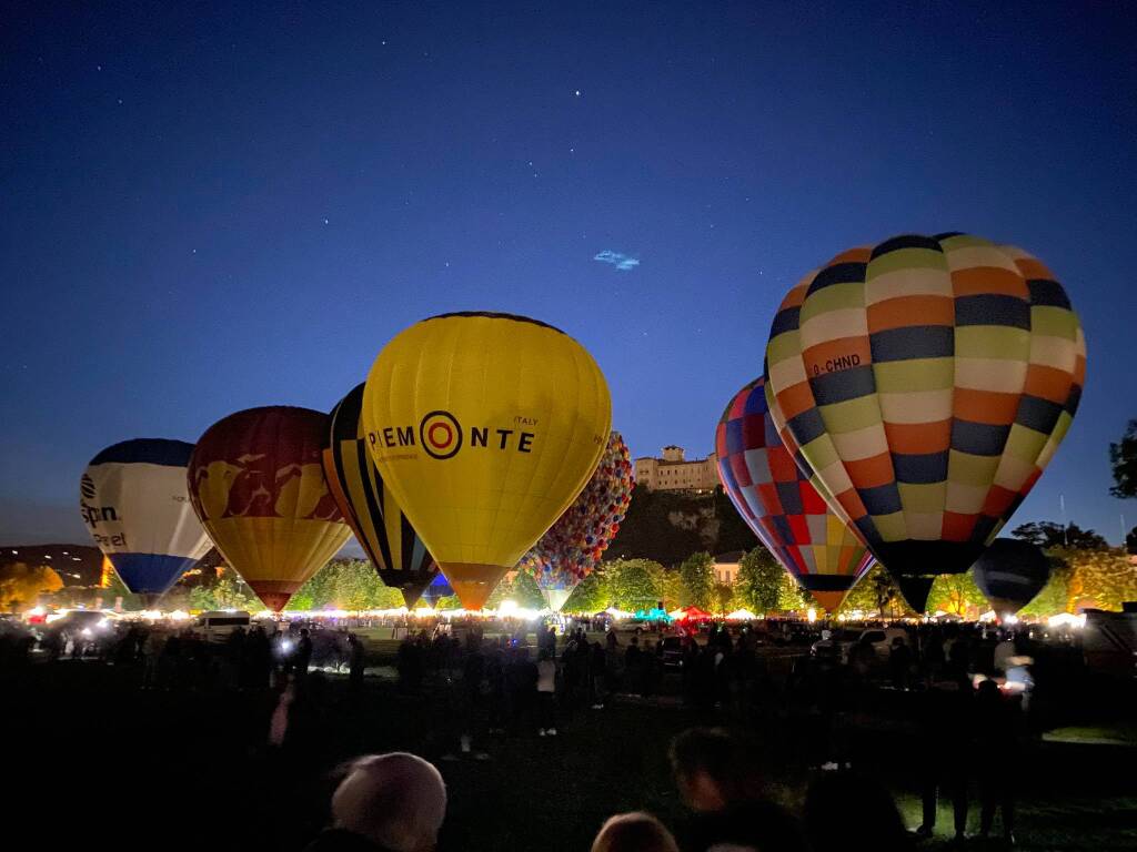Angera "Città della Mongolfiera": il cielo si trasforma in una tavolozza di colori