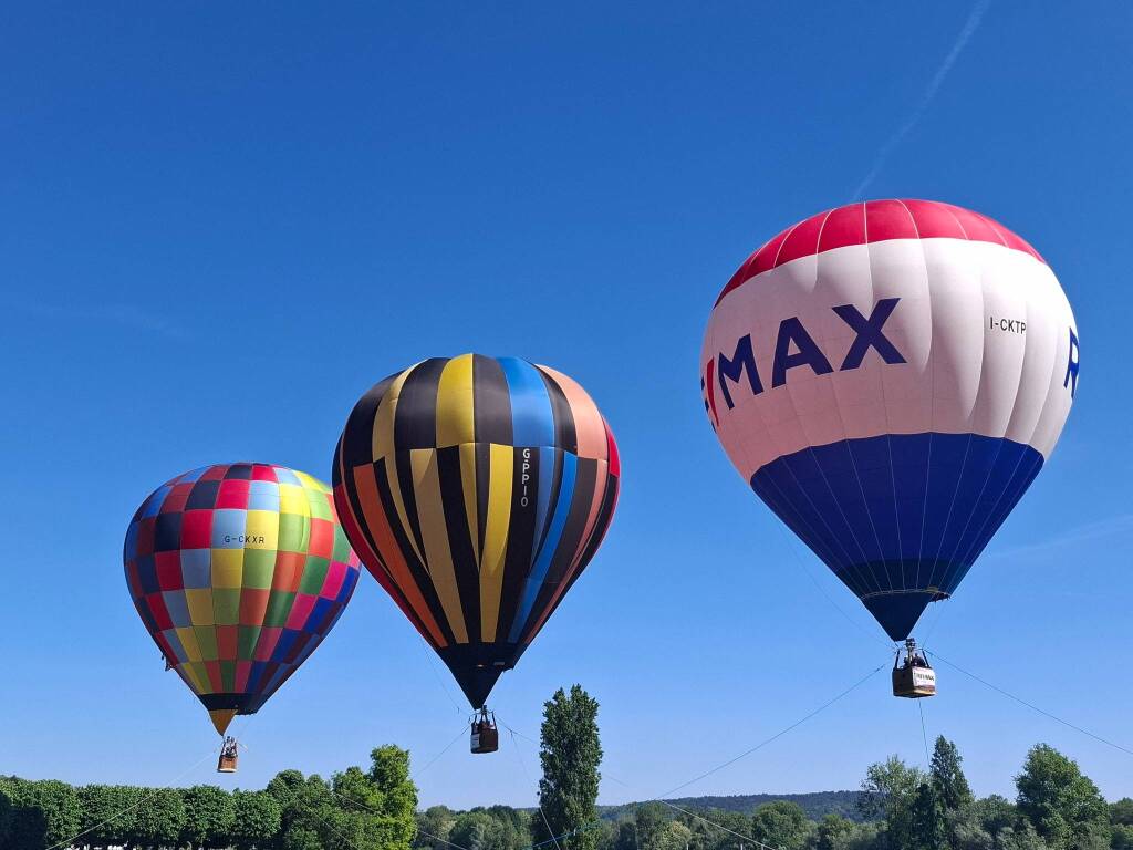 Angera "Città della Mongolfiera": il cielo si trasforma in una tavolozza di colori