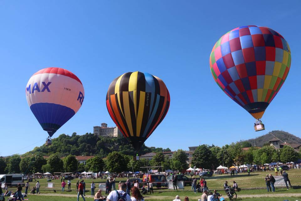 Angera "Città della Mongolfiera": il cielo si trasforma in una tavolozza di colori