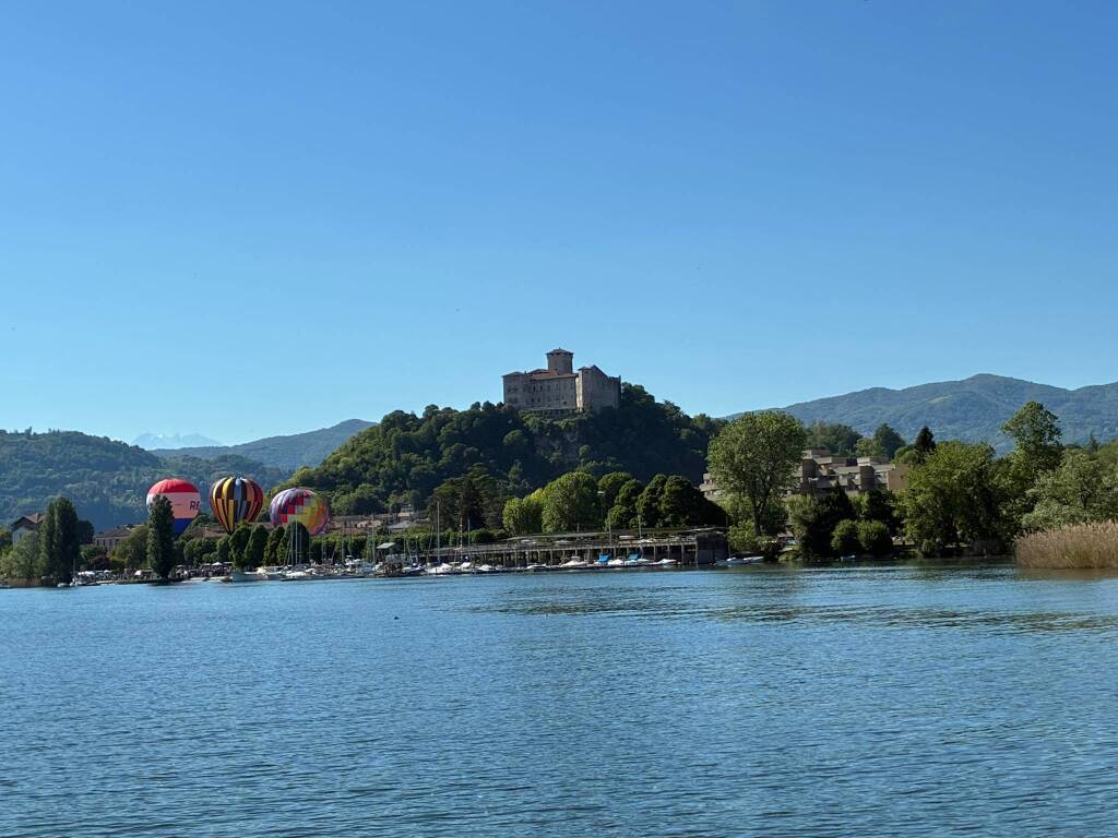 Angera "Città della Mongolfiera": il cielo si trasforma in una tavolozza di colori