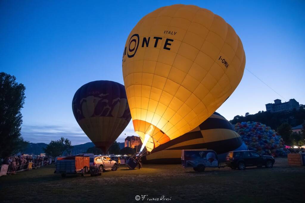 Angera "Città della Mongolfiera": il cielo si trasforma in una tavolozza di colori