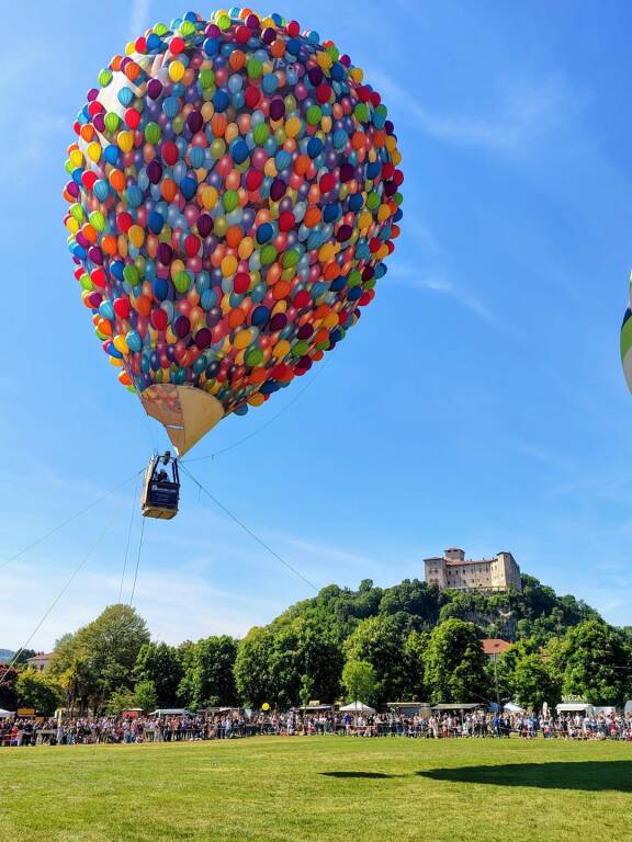 Angera "Città della Mongolfiera": il cielo si trasforma in una tavolozza di colori