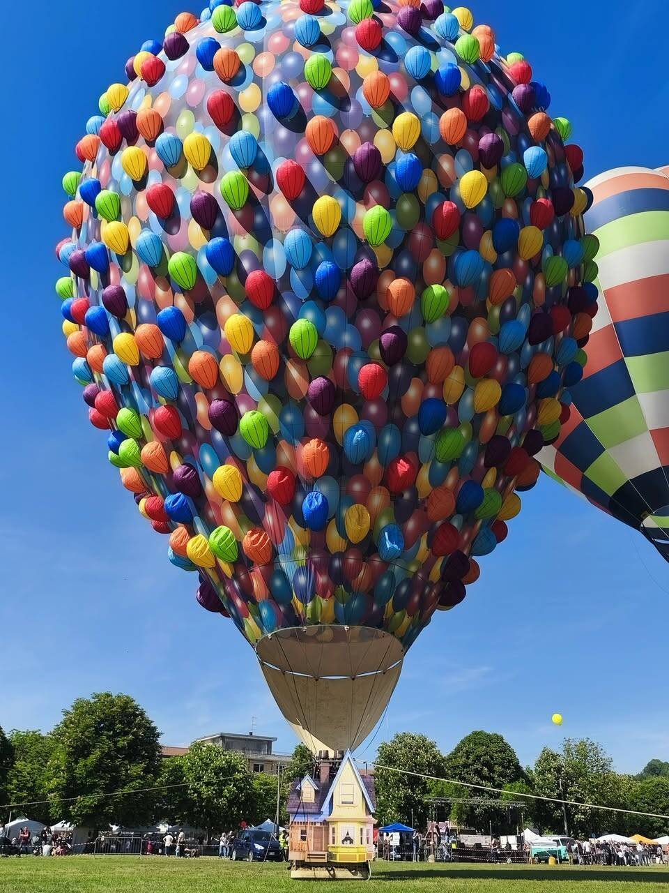 Angera "Città della Mongolfiera": il cielo si trasforma in una tavolozza di colori