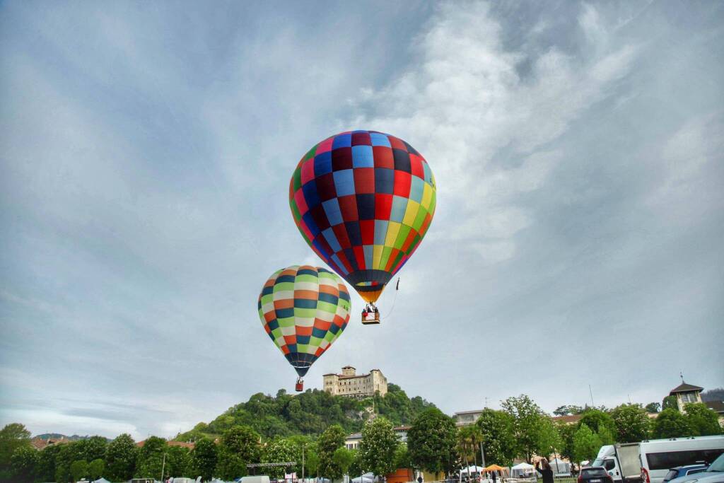 Angera "Città della Mongolfiera": il cielo si trasforma in una tavolozza di colori