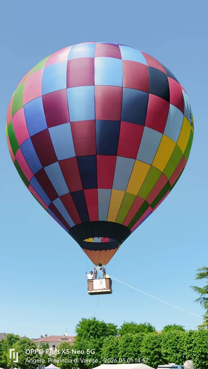 Angera "Città della Mongolfiera": il cielo si trasforma in una tavolozza di colori
