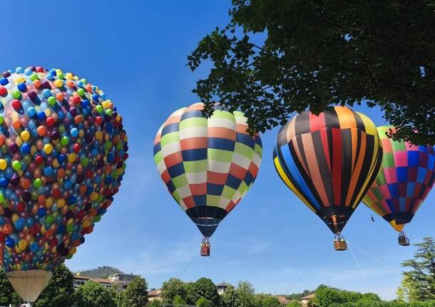 Angera “Città della Mongolfiera”: il cielo si trasforma in una tavolozza di colori