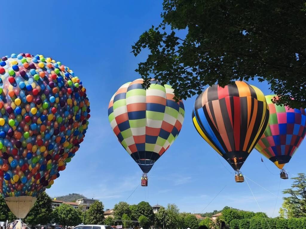 Angera "Città della Mongolfiera": il cielo si trasforma in una tavolozza di colori