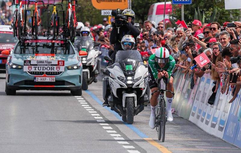 Giro d\'Italia, Filippo Ganna domina la cronometro in Toscana