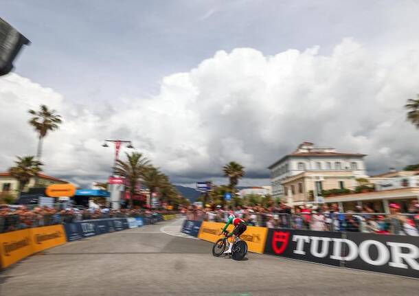 Giro d’Italia, Filippo Ganna domina la cronometro in Toscana