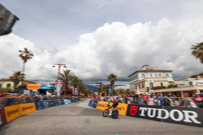 Giro d\'Italia, Filippo Ganna domina la cronometro in Toscana