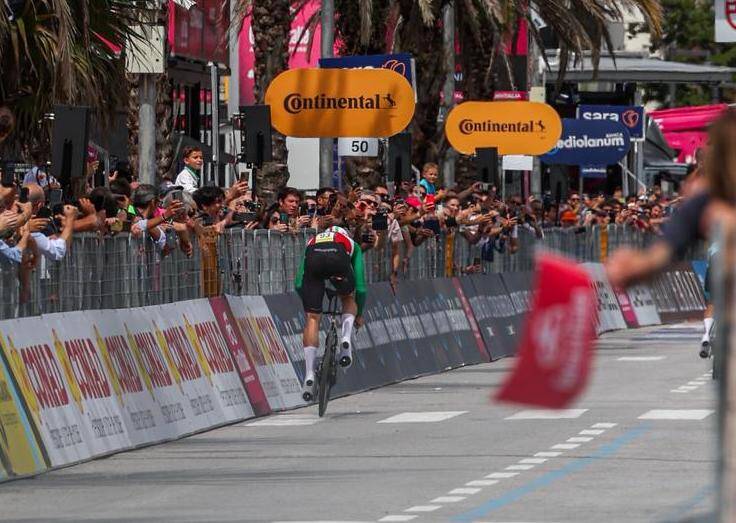 Giro d\'Italia, Filippo Ganna domina la cronometro in Toscana