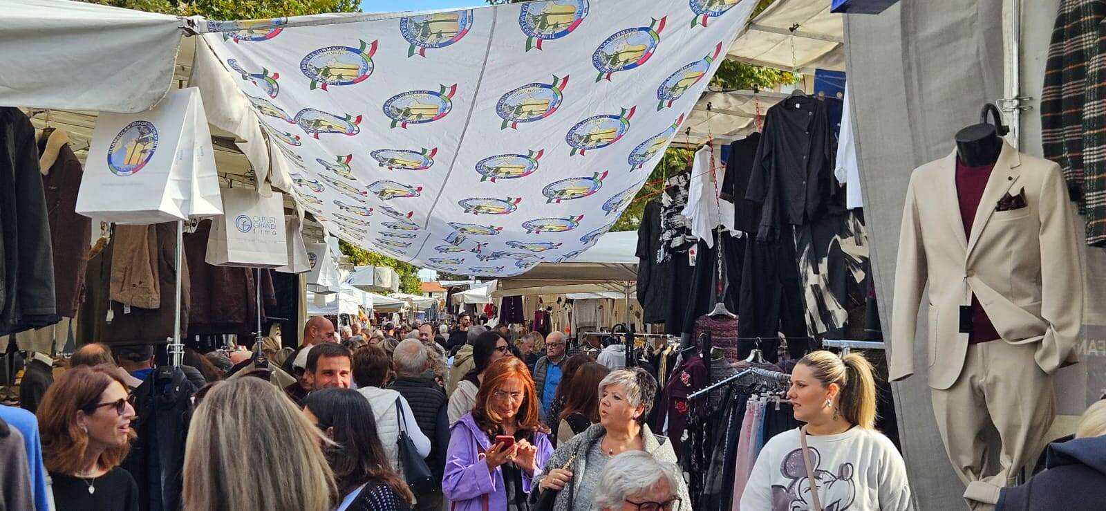 Gli Ambulanti di Forte dei Marmi ® a Laveno Mombello 