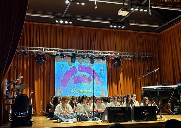 I giovani musicisti sul palco di Varano Borghi