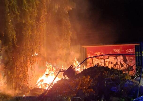 Incendio nella notte in zona Stazione a Luino